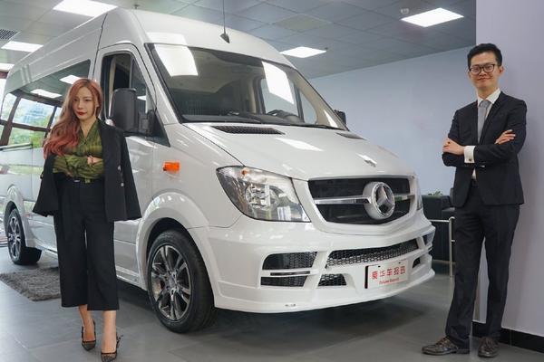 手握90万想买台MPV，我该选丰田埃尔法，还是罗伦士奔驰头等舱？