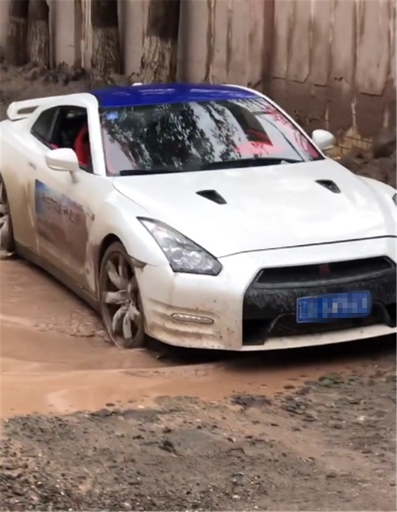 首台GTR现318国道,全车满泥泞,过坑洼路得蹭底盘,车主心很大