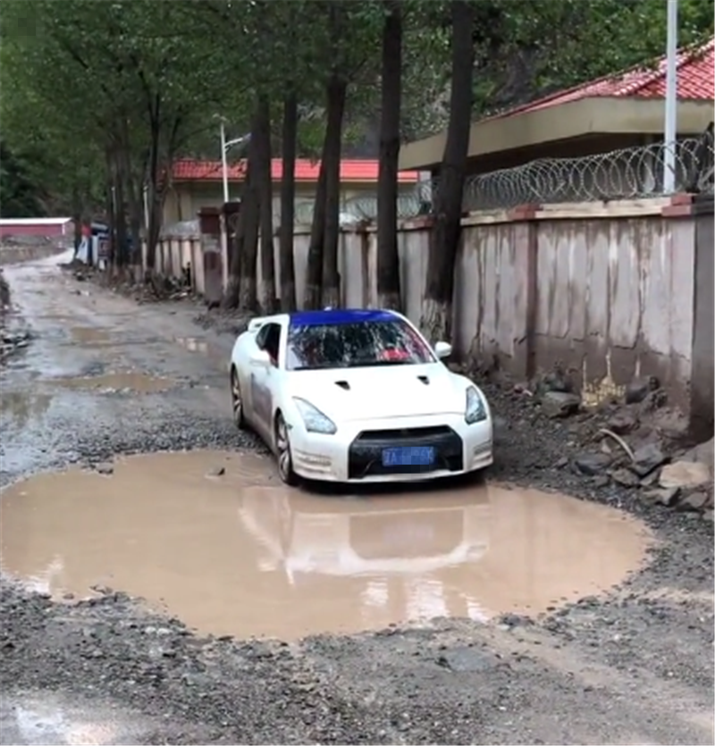 首台GTR现318国道,全车满泥泞,过坑洼路得蹭底盘,车主心很大