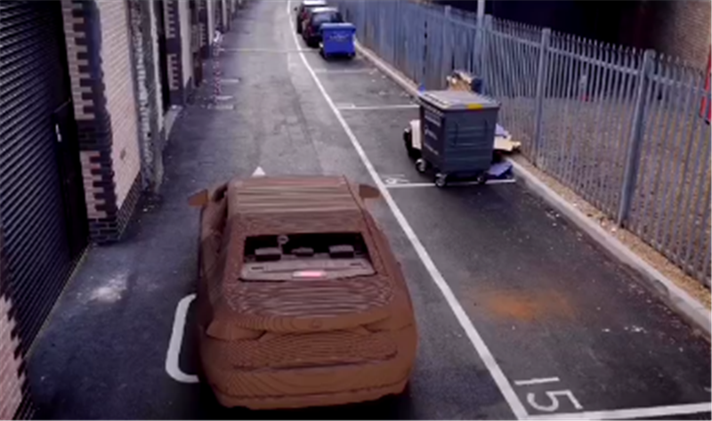 “纸板车”雷克萨斯,用1700张纸板打造,耗时90天,出门不能淋雨
