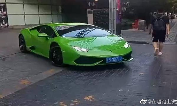 大佬开着绿皮兰博基尼出门了，这颜色真亮眼，有喜欢的吗？