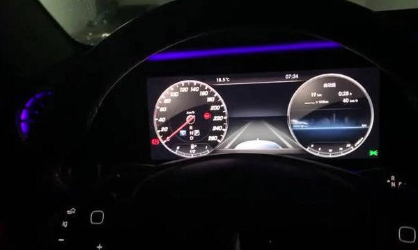 奔驰E级全液晶仪表盘和中控屏幕还不错，64色内饰氛围灯很漂亮