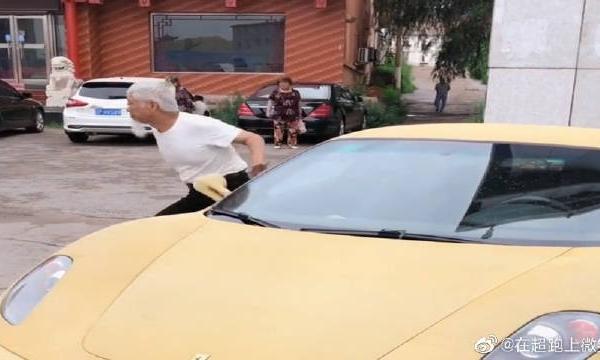 大叔抡起大锤就砸法拉利玻璃，结果开车门的动作亮了，多此一举