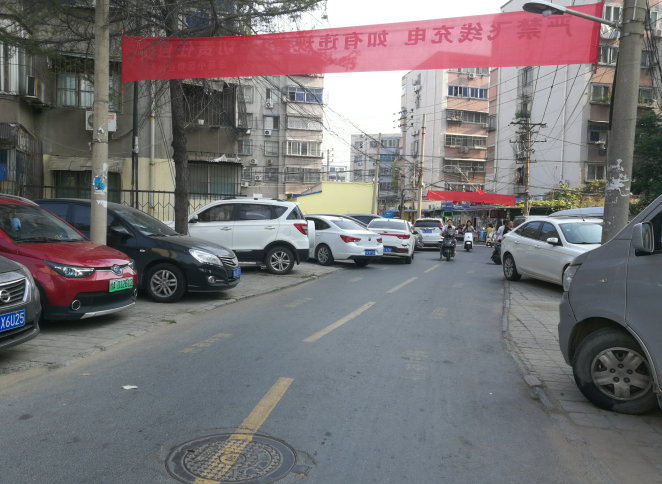 小区“僵尸车”摆成排,长期霸占停车位业主苦不堪言:都长草了!