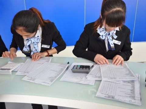 为啥新车付款后，还要在4S店放一夜才能开走? 内部员工说出实情