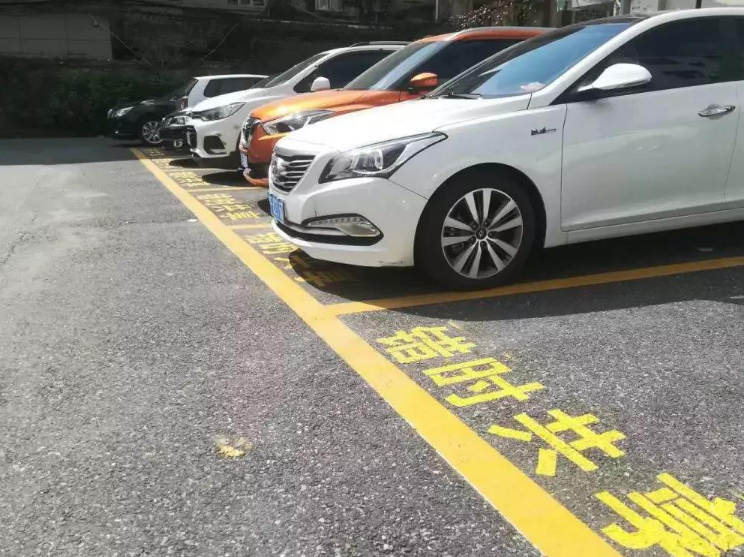 小区“僵尸车”摆成排,长期霸占停车位业主苦不堪言:都长草了!