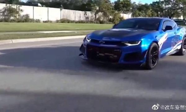 科迈罗的帅气改装，感觉要亮瞎了！你们觉得怎么样？