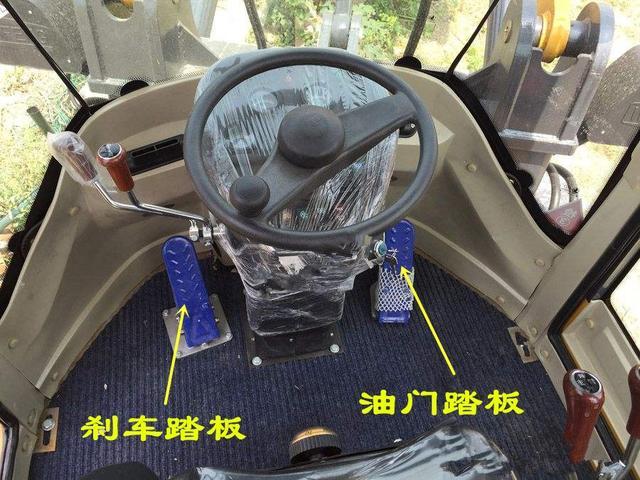 为什么铲车的刹车和油门分别设置在两侧,而汽车却设置