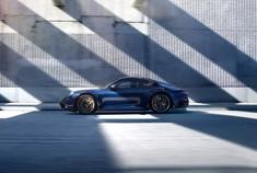 第8代保时捷911延续了911独特的运动基因，更具力量感了