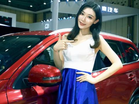 苗条车模助力三菱，纤纤玉手很迷人，乌黑秀发更出众