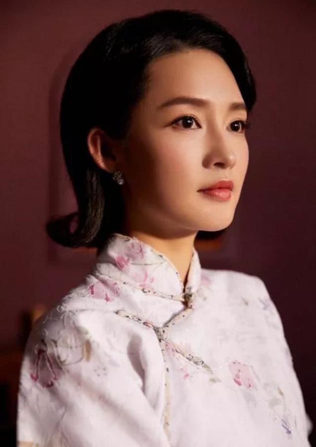 李沁的旗袍装火了,低头凝视的瞬间,一个眼神足以让你迷醉