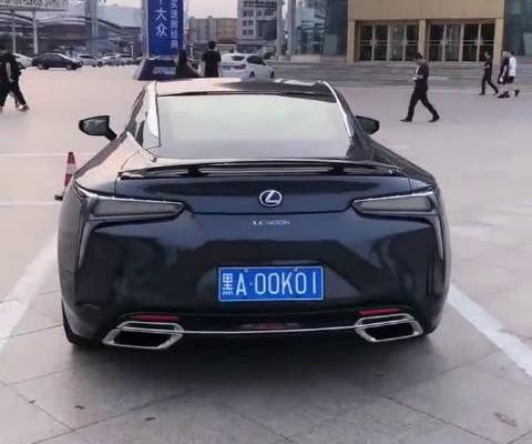 停车场偶遇雷克萨斯跑车，外观太帅了，不比一些超跑差！