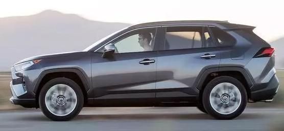 混动加持,新款RAV4欲重回当年巅峰,但内饰确实还需进步
