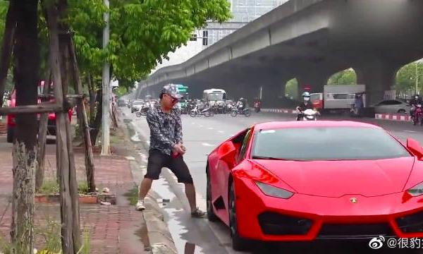 假装朝路人的法拉利上喷东西，下一幕好戏来了