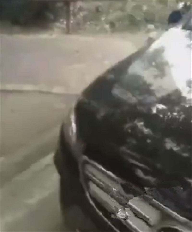 奔驰E级违停堵路口,车上被留纸条,纸条内容很直接