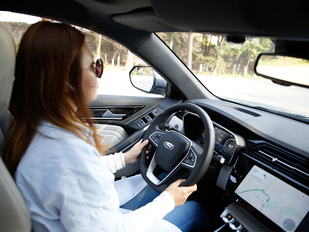 试驾领界EV:美女老师说这是一台最好开的SUV!