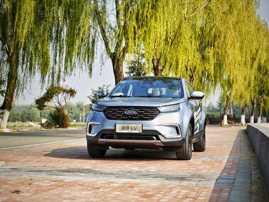 试驾领界EV:美女老师说这是一台最好开的SUV!