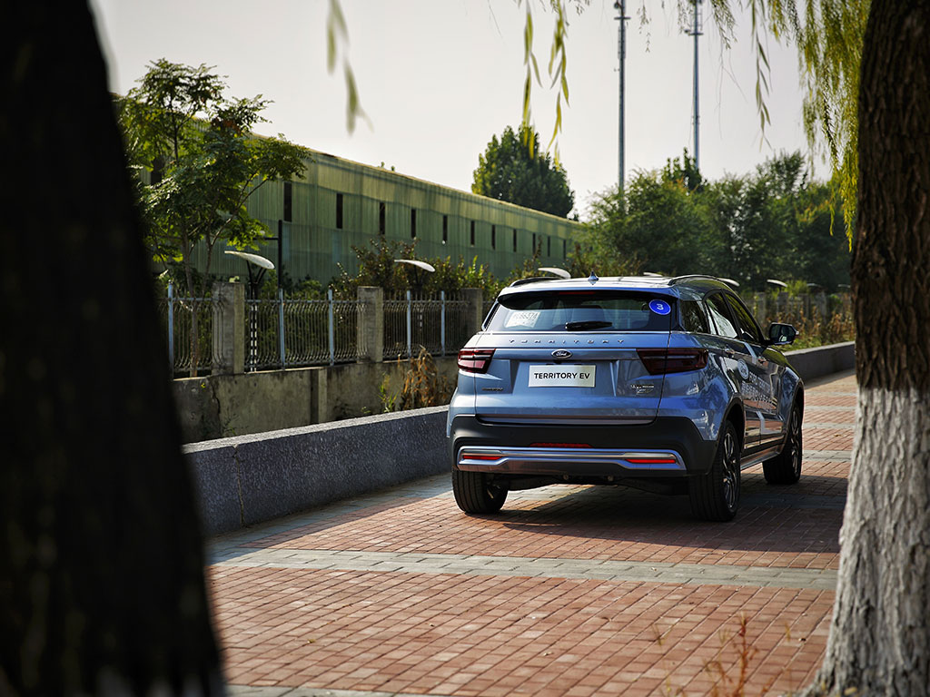试驾领界EV:美女老师说这是一台最好开的SUV!