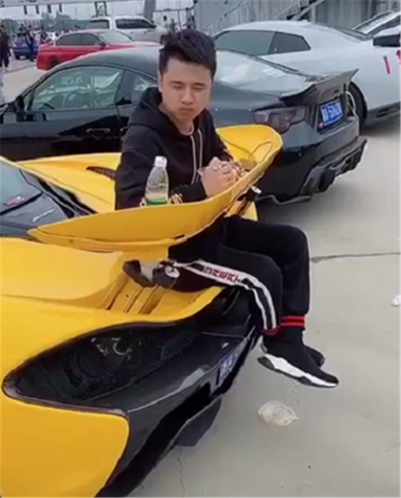 1500万迈凯伦P1现湖南,限375台,车主富二代,把尾翼当餐桌吃饭