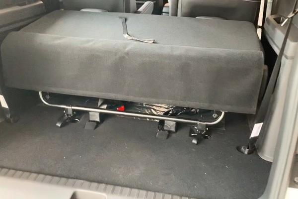 五菱宏光PLUS 七座版后备箱能装多少东西？放倒操作需到第三排