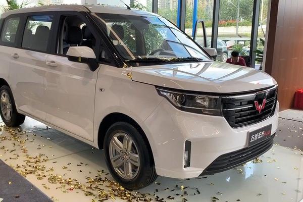 五菱宏光PLUS后轮都用碟刹了，升级后亮点不少