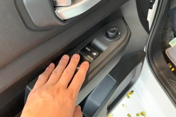 五菱宏光PLUS内饰风格平直，走实用风，储物空间还可以再多点