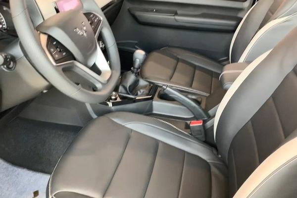 五菱宏光PLUS座椅升级成真正MPV范，第三排讨巧可长途乘坐