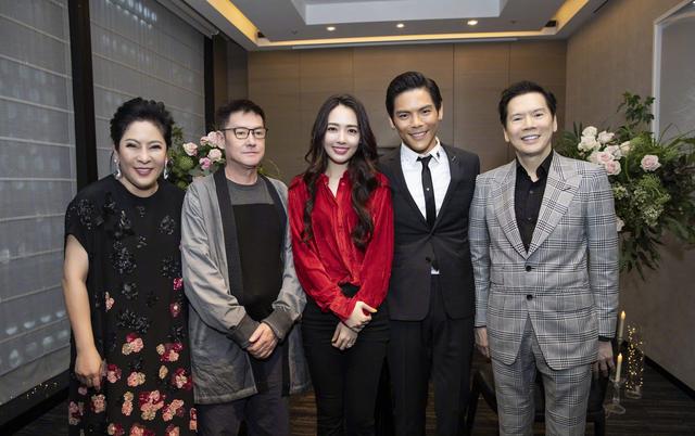 与单亲妈妈王秋紫已婚的黄婉佩相恋向佐为什么娶了郭碧婷