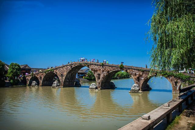 这座古镇曾是江南十大名镇之首,大运河上唯一的七孔石拱桥
