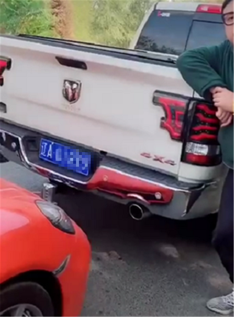 皮卡遭保时捷追尾,本以为对方全责,只因车尾一改件,皮卡也有责