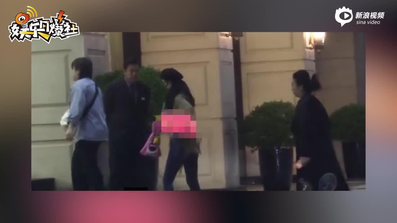 范冰冰带妈妈逛高档家居馆 老板亲自迎接关门专门招待