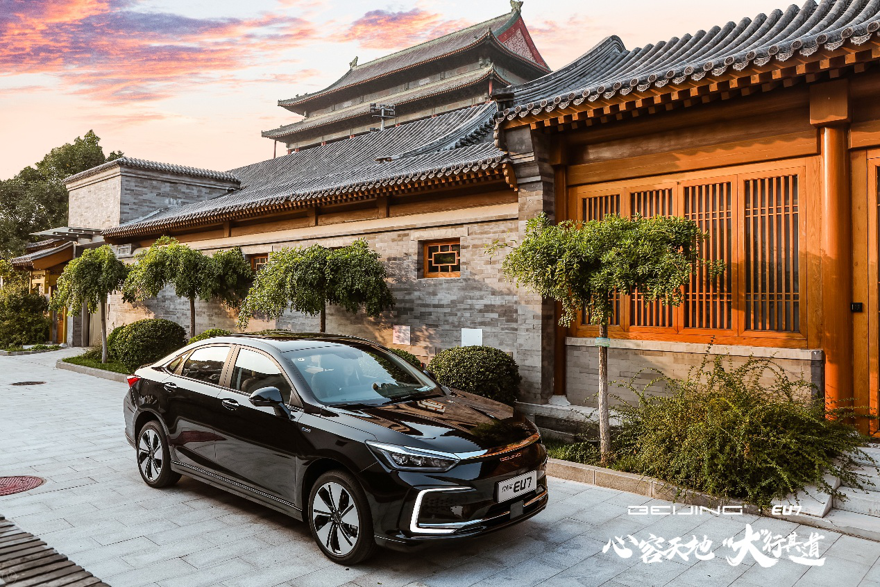一股浓浓的商务风!BEIJING·EU7开上中轴线