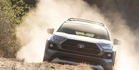 混动加持,新款RAV4欲重回当年巅峰,但内饰确实还需进步