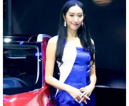 苗条车模助力三菱，纤纤玉手很迷人，乌黑秀发更出众