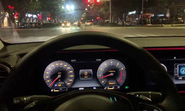 奔驰E级配备流光溢彩氛围灯，外观黑色立标很大气，整体还不错