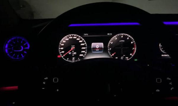 奔驰E级标配全液晶仪表盘，搭配内饰流光溢彩氛围灯很漂亮