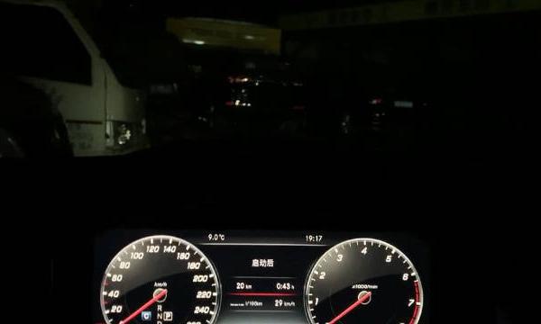 奔驰E级体验64色流光溢彩氛围灯，搭配内饰柏林之声音响很漂亮