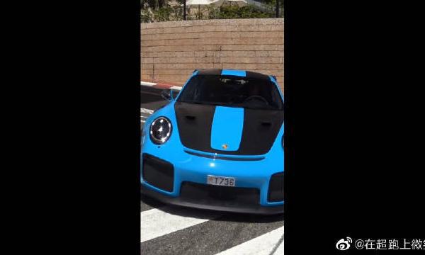 这保时捷看着可骚气了呢，这颜色也够炸的
