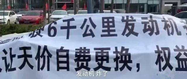 奔驰又出事?车主骑马拖车维权,当街砸发动机