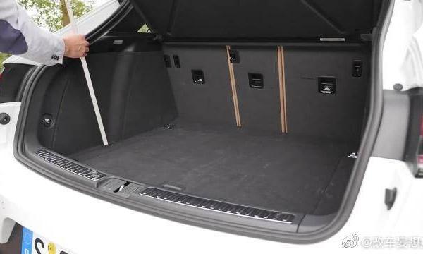 外国小哥测量保时捷，Macan后备箱具体数据尺寸！一起来看看吧！