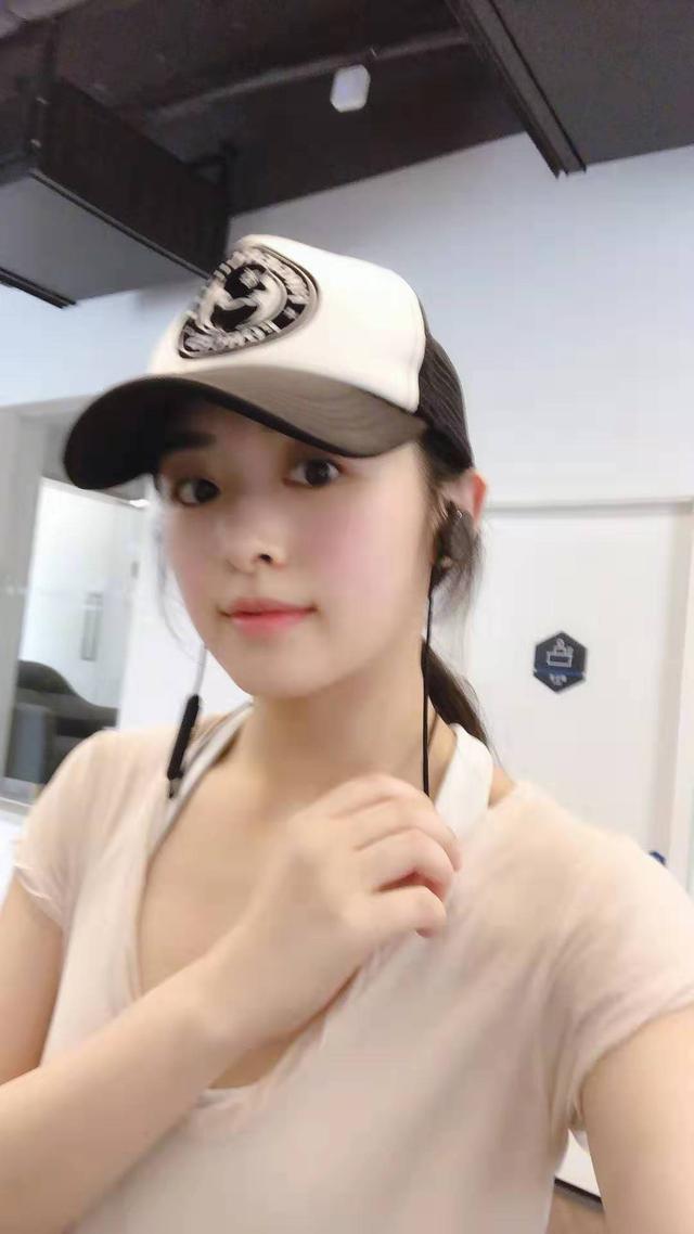 30岁"超女"张含韵晒自拍,皮肤白皙五官精致,少女感十足