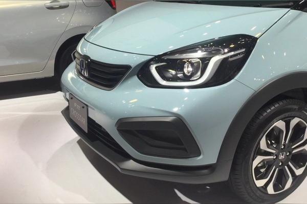 新一代本田飞度的设计科技感极高，像极了本田e的汽油版