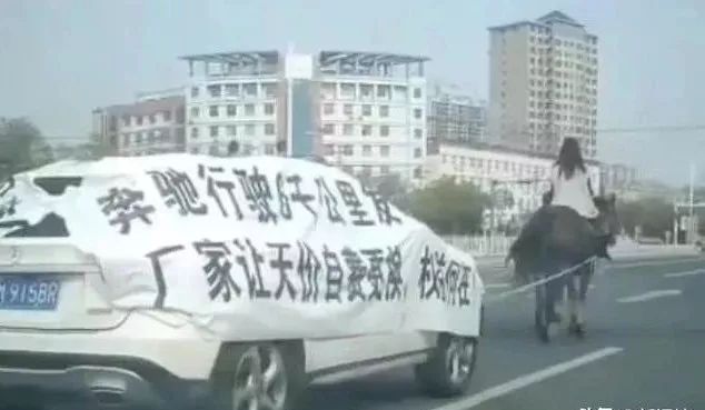 奔驰又出事?车主骑马拖车维权,当街砸发动机
