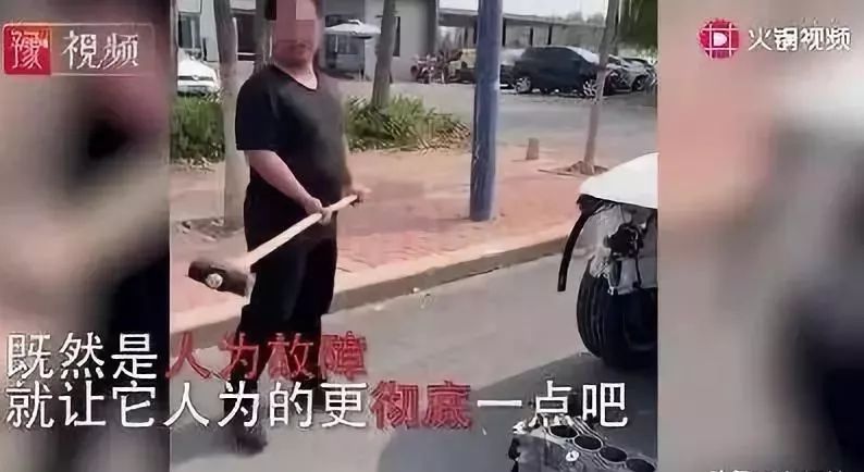 奔驰又出事?车主骑马拖车维权,当街砸发动机