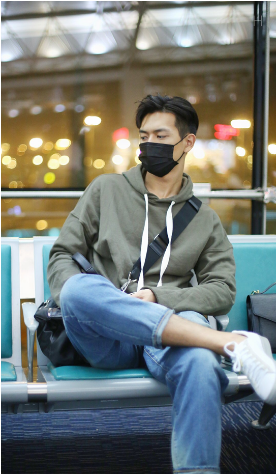 李现秋季明黄色毛衣穿搭,与蓝色搭配尽显男友味,休闲又时尚