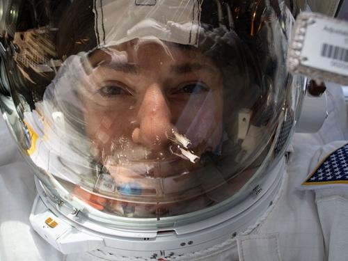 当地时间10月18日,NASA宇航员在太空执行任务时,玩起自拍。图片来源:NASA网站。