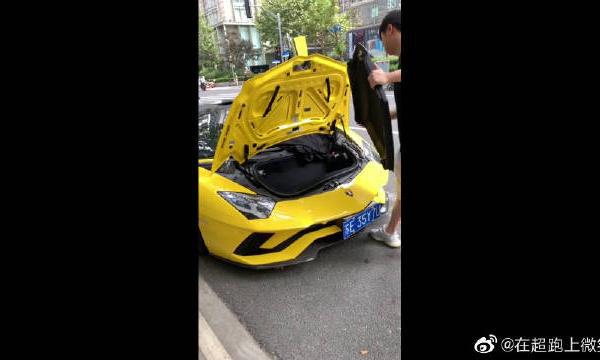 原来兰博基尼是手动敞蓬的，还是第一次见啊！