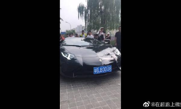 黑武士兰博基尼贴地飞行，满满的怠速声浪