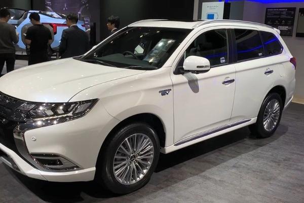 体验三菱欧蓝德插电混动版，后排空间牺牲大，内饰精致度提高