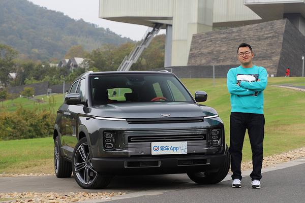 这周一有幸在南京见到了吉利全新的SUV，icon